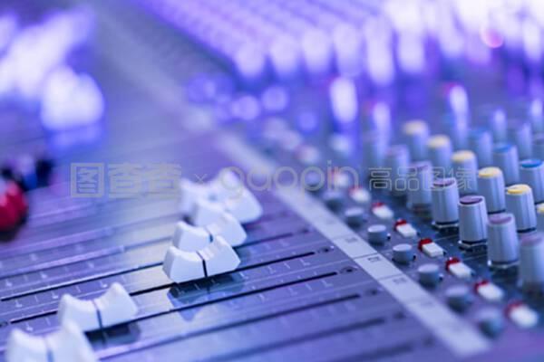 錄音棚混音臺與軟件開發 專業音樂制作的雙引擎